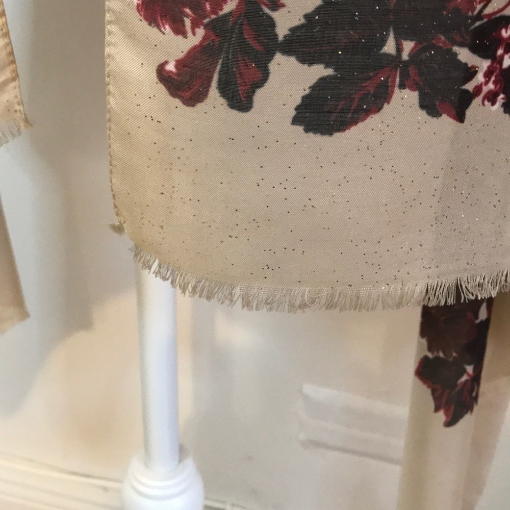 TAN FLORAL SCARF ✨✨✨ - Picture 4 of 5